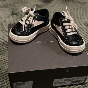 Black and White Platform Sneakers with Retro Style